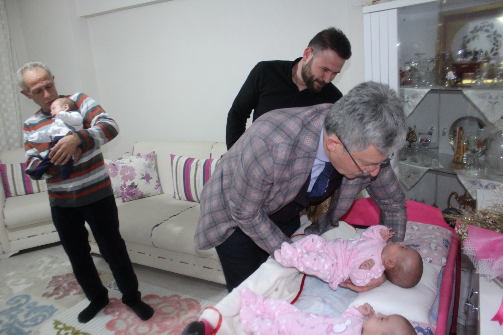 Başkan Ellibeş’ten bebek ziyaretleri