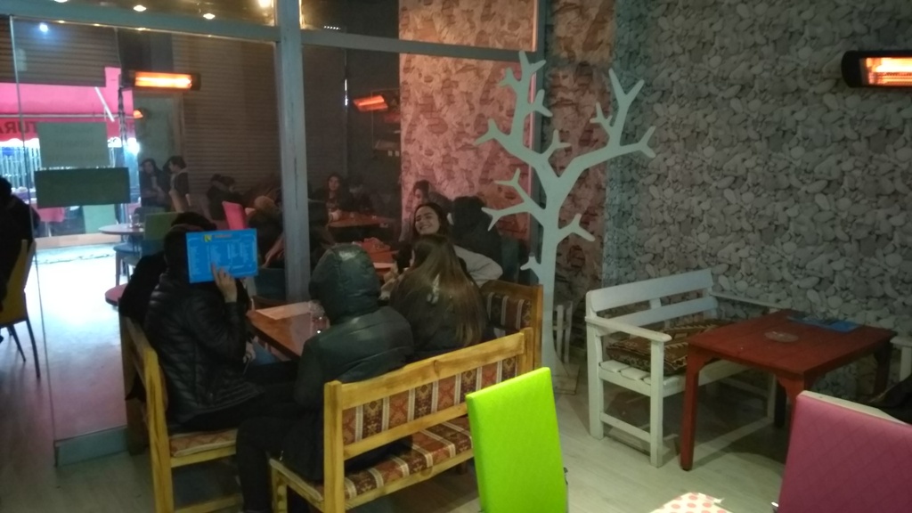Naturel Cafe’de çay, sudan ucuz