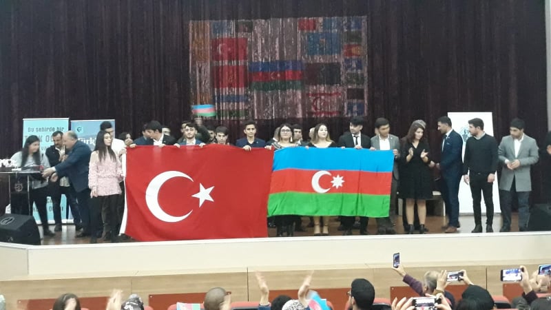 Azeri öğrenciler, göz kamaştırdı