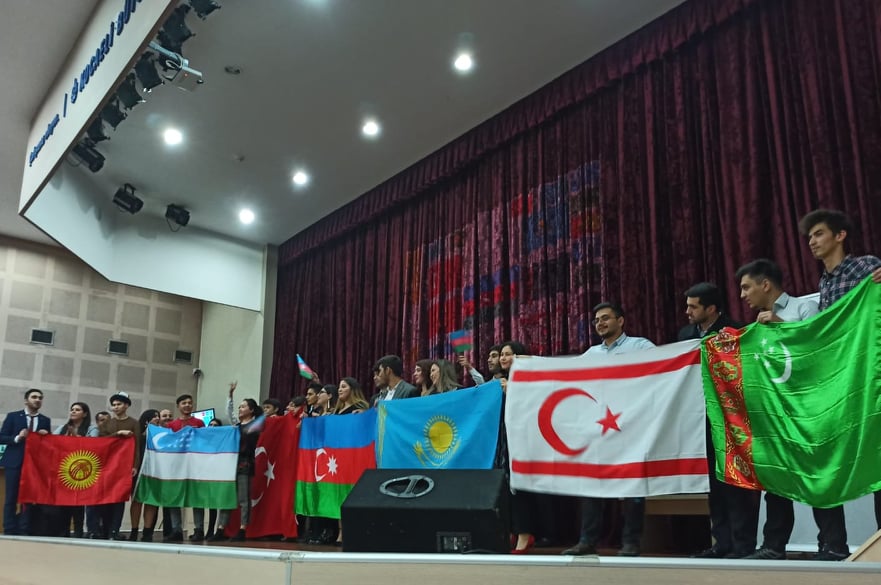 Azeri öğrenciler, göz kamaştırdı