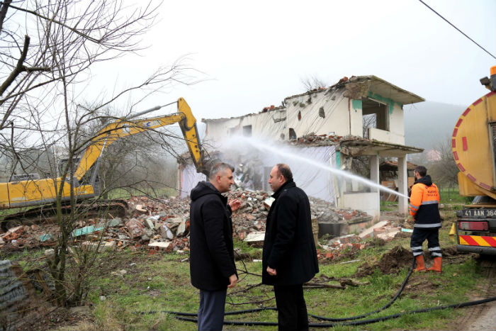 Gölcük’te orta hasarlı binaların  yıkımı devam ediyor