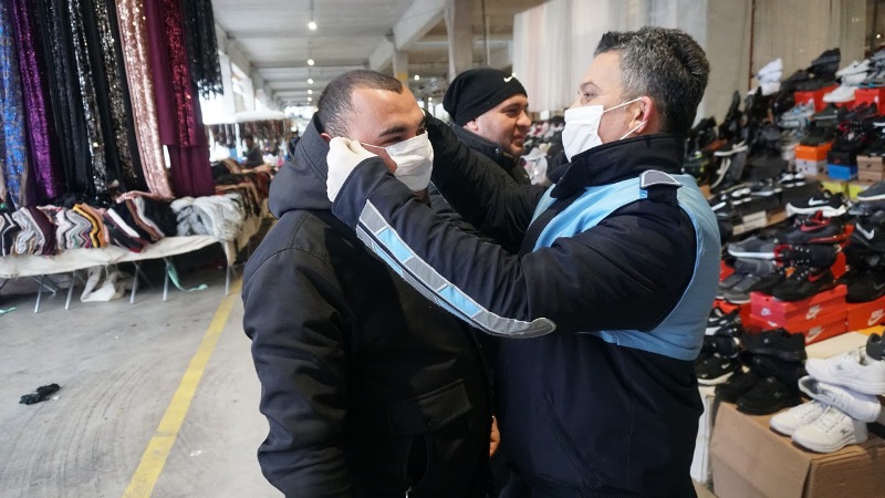 İzmit Belediyesi’nden pazarcı esnafına maske ve eldiven