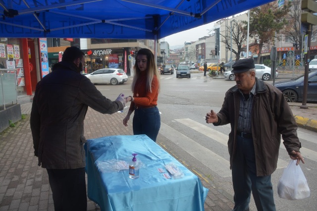 İzmit Belediyesi, Bekirdere’de ücretsiz maske dağıttı