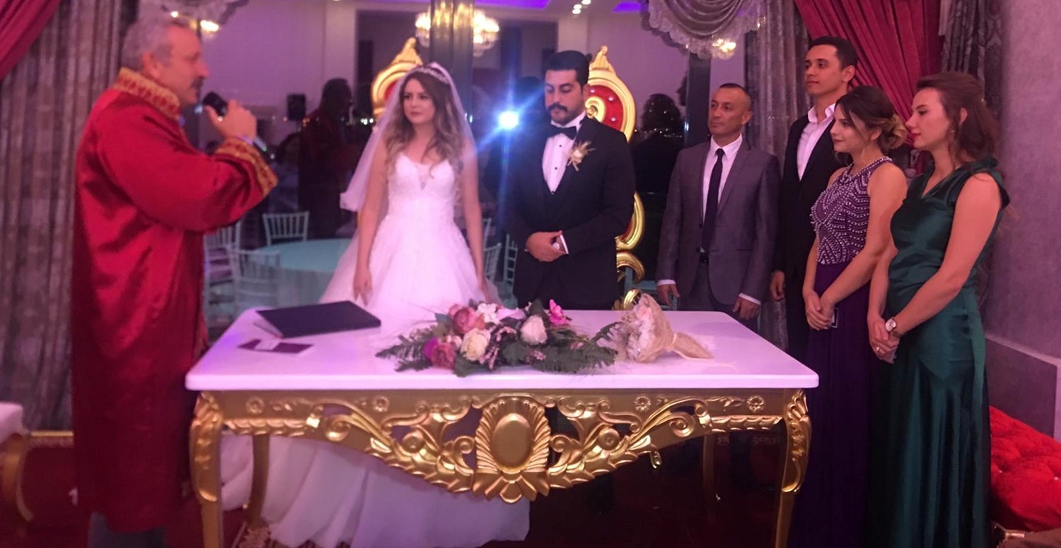 Buse ve Ali Çağatay evliler kervanında