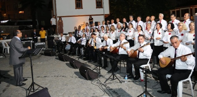 Türk Halk Müziği konseri büyüledi