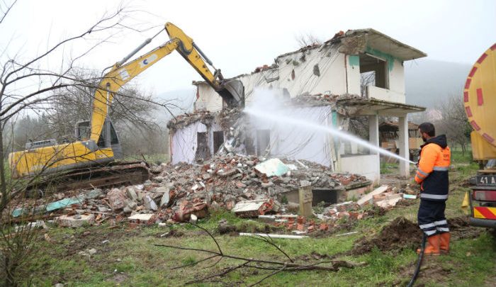 Gölcük’te orta hasarlı binaların  yıkımı devam ediyor