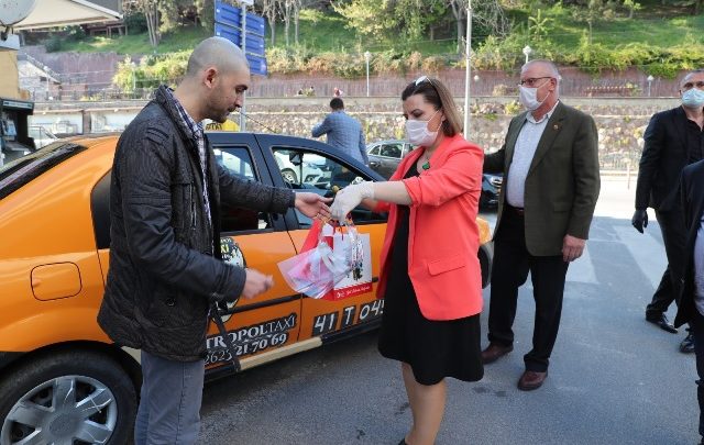 Hürriyet’ten taksicilere sağlık kiti desteği
