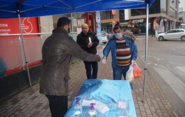 İzmit Belediyesi, Bekirdere’de ücretsiz maske dağıttı