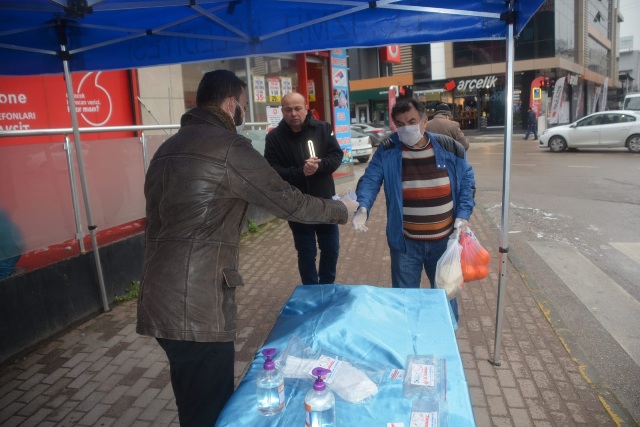 İzmit Belediyesi, Bekirdere’de ücretsiz maske dağıttı
