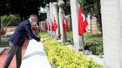 “Bayrağımız inmesin, ezanlar dinmesin”