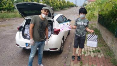 Yalçın Öğretmen karnelerini evlerine getirdi