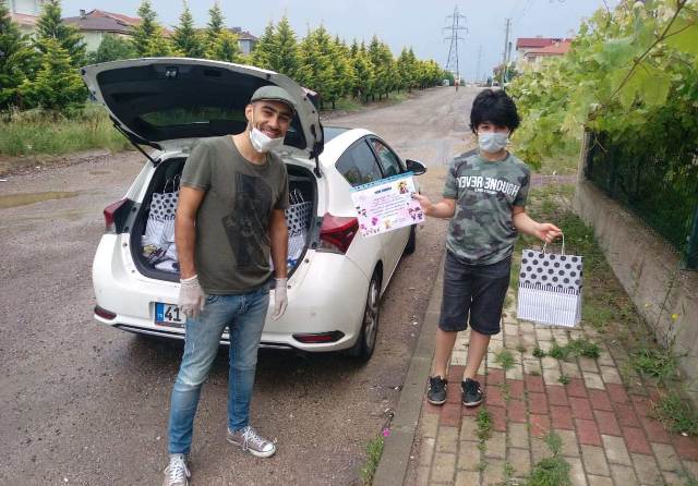 Yalçın Öğretmen karnelerini evlerine getirdi