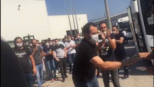 Türk Metal temsilcileri bildiri dağıtan EMEP'lilere saldırdı