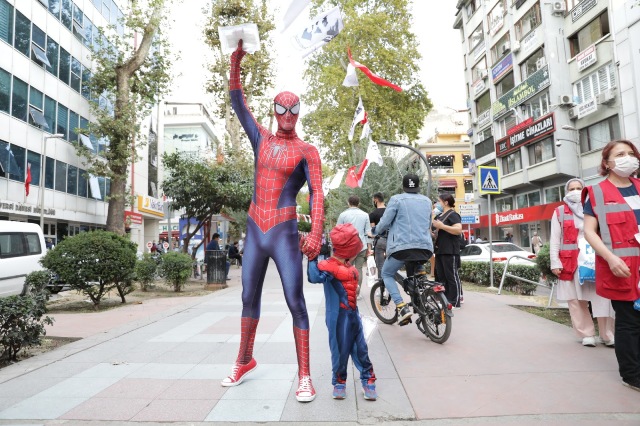 Örümcek Adamlı, maske farkındalığı