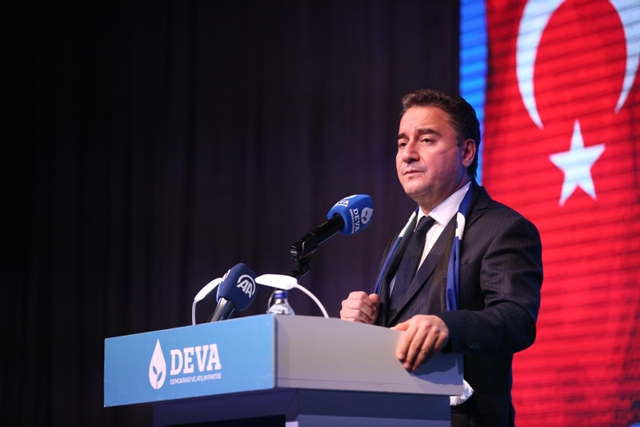 Babacan, saray yönetimini suçladı