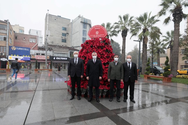 Pişmaniyeciler meydanına Atatürk çiçekli fotoğraf alanı