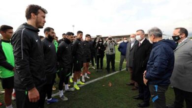 Başkan moral verdi “Kocaelispor’un hak ettiği yer Süper Lig” diyen Başkan Büyükakın, “Taraftarın buna büyük bir özlemi ve sabırsızlığı var. Ama sabırla yol yürümemiz gerekiyor” dedi Kocaeli Büyükşehir Belediye Başkanı Tahir Büyükakın, Kocaelispor’un antrenman yaptığı Körfez Brunga Tesisleri’nde futbolcuları ziyaret etti. Kocaelispor Başkanvekili Engin Koyun ve diğer yöneticilerinin de hazır bulunduğu ziyarette, Keçiörengücü ile oynanacak olan Ziraat Türkiye Kupası maçı öncesi takıma moral veren Başkan Büyükakın, ligin uzun bir maraton olduğunu vurgulayarak, futbolda başarının olduğu gibi zaman zaman başarısızlıklarında olabileceğini belirtti. Başkan Büyükakın, Kocaelispor’un yıllardır başarıya hasret kaldığına dikkat çekerek, “Kocaelispor hak ettiği yerde değil. Kocaelispor’un hak ettiği yer Süper Lig. Taraftarın buna büyük bir özlemi ve sabırsızlığı var. Ama sabırla yol yürümemiz gerekiyor” dedi. “MORALİMİZ VE MOTİVASYONUMUZ YÜKSEK OLACAK” “En ufak bir yol kazasında morallerimizi bozarsak, futbolcularımızınve teknik heyetin moralini bozarsak bu iyi bir sonuç getirmeyecektir” diyen Başkan Büyükakın, “Biz futbolcularımıza kızdığımız zaman, onlara bir şeyler söylediğimiz zaman onların sahadaki performansı daha iyi olmayacak” ifadesini kullandı. Kocaelispor’un çok zor yerlerden geldiğini de belirten Başkan Büyükakın, mücadele edilmesi gereken bir yol olduğunu, bu yolda da moral ve motivasyonun yüksek tutulması gerektiğini sözlerine ekledi. “TARAFTARIMIZIN EMEĞİ ÇOK BÜYÜK” Kocaelispor’un başarısı açısından en büyük payın Kocaelispor taraftarında olduğunu dile getiren Başkan Büyükakın, şunları söyledi:“Aslında payı tek bir yere indirgemek doğru değil ama taraftarımızın emeği çok büyük. Onlar gerçekten çok büyük çileler çektiler. Onlar çok büyük fedakarlıklardabulundular. Ama sabırlı olmaları gerektiğini düşünüyorum. Erken tepkilerle takımın moralini bozarak, takıma bir yarar getirmeyeceğimizi, onlar da biliyorlar aslında. O an duygularına kapılarak hislerini başka türlü ifade ediyorlar. Onları da sükûnete, sakin olmaya davet ediyorum. Şu anda Kocaelispor’un ihtiyacı olan çok şey var. Oda takımın başarıya konsantre olmasıdır. Bir an önce takımı kenetlememiz ve başarıya doğru yol yürümemiz gerek. Diğer bütün tartışmalar, bizim başarıya giden yolda önümüze birer engel olarak çıkacak ve ayağımıza takılıp bizi tökezletecek. Şu an biz başarıya konsantre olalım. Diğer mevzuların hepsi hallolur. Düzeltilmesi gereken ne varsa düzeltilir. Yeter ki biz Kocaelispor’un başarısına odaklanalım.” “BAŞARIDA, BAŞARISIZLIKLARDA BU İŞİN BİR DOĞAL SONUCU” “Kocaelispor üzerinden kimse başka hesaplar içinde olmasın” diyerek konuşmasını sürdüren Başkan Büyükakın, “Özellikle futbolcunun ve teknik heyetin moral, motivasyonunu bozacak hal ve hareketlerden, açıklamalardan, bu kentin ve Kocaelispor taraftarının özenle kaçınması ve dikkatli olması gerekiyor diye düşünüyorum. Önümüzdeki süreçte de varsa eksik olan şeyler tek tek düzeltilir ve yola devam edilir. Bundan kimsenin şüphesi olmasın. Lig uzun bir maratondur. Futbolda zaman zaman başarısızlıklar olur, başarı da olur. Başarı da başarısızlıklar da bu işin bir doğal sonucudur. Yani sadece başarı, sadece başarısızlık gibi iki uç örnek üzerinden gidilmez. Özellikle bu konunun bir kere daha altını çizmekte fayda var” dedi. “MOTİVASYONUN ÇOK YÜKSEK OLMASI GEREKEN BİR YOL” “Kocaelispor’a gönül vermiş olanların tamamı o deplasmanlarda ve iç sahalarda yapılan maçlarda hüngür hüngür ağladılar” diyerek açıklamasını sürdüren Büyükşehir Belediye Başkanı Tahir Büyükakın, “Bunu herkes biliyor. Bu işin peşinden koşan, bu işe gönlünü vermiş bütün arkadaşlar bunun anılarını canlı canlı yaşıyorlar. O günlerden bu günlere gelmek çok kolay değildi. Özellikle Kocaelispor’u borç yükünden kurtarmak, Kocaelispor’un transfer tahtasını açmak. Şimdi sürekli problemler üzerinde, bardağın boş tarafında yoğunlaşırsak Kocaelispor’a iyilik yapmış olmayacağız. Futbolcuların moral ve motivasyonu açısından sağlıklı bir şey yapmayacağız. Bu yol zor bir yol, mücadele edilmesi gereken bir yol. Moral ve motivasyonun çok yüksek olması gereken bir yol. Kararlar verilir. Her karar başka bir kararın verilmemesi anlamına gelir. Hangi kararı verirseniz verin, başarı varsa herkes alkışlar, başarısızlık varsa herkes eleştirir. Bu işin doğasında böyle bir durum söz konusu. Ama sabırlı olmamız gerektiği de bir başka gerçek” diye konuştu. “NİHAİ OLARAK BİZ SÜPER LİG’E ÇIKACAĞIZ” “Herkesin istediği aynı, Kocaelispor Süper Lig’de olsun” diyen Başkan Büyükakın, “Herkes bu doğrultuda; doğru ve inandığı şeyler üzerine yol yürümek istiyor. Oralarda eksikler varsa onlar da gözden geçirilir. Yönetimdeki arkadaşlarımız da zaten bu işe gönül vermiş insanlar. Onlarda başarı gelsin diye uğraşıyorlar. Onlar da fedakarlık yapıyorlar. Camianın böyle bir durumda birbirine destek olması kol kola girip omuz omuza yürümesi gerekiyor. Özellikle de futbolcularımızın sahada başarıdan başka hiçbir şey düşünmemesi, morallerini bozacak hiçbir şeyin olmaması gerekiyor. Ben tüm camianın sabırla süreci takip etmesi gerektiğine, önümüzdeki süreçte de bunla ilgili tüm tedbirlerin tekrar alınarak yolumuza devam edeceğimize, sabırla yol yürümemiz gerektiğine vurgu yapmak istiyorum. İnşallah nihai olarak biz Süper Lig’e çıkacağız. Öyle de çıkacağız, böyle de çıkacağız ama bir şekilde çıkacağız” ifadelerini kullandı.