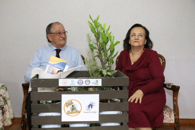 Şifalı balkonda evlilik kutlaması