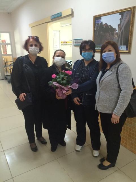 CHP’li kadınlar, sağlıkçıların yanında