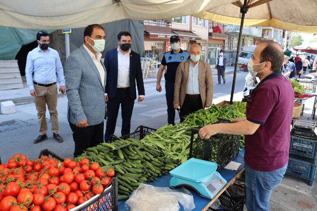 İzmit Belediyesi pazarcı esnafını yalnız bırakmadı