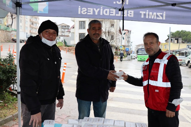 İzmit Belediyesi, vatandaşın kandilini kutladı