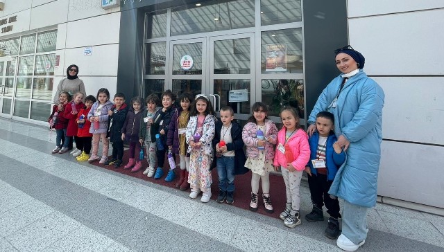İzmit Belediyesi Kütüphanesi Derince’den minik misafirlerini ağırladı