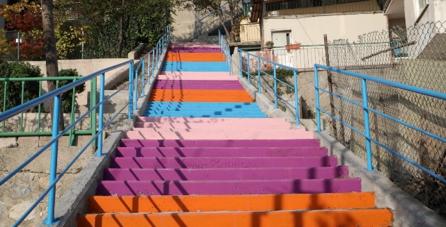 Merdivenler renklendi