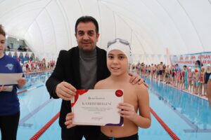 İzmit Belediyesi ile yüzme öğrenen minikler sertifikalarını aldı