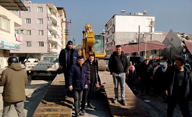 İzmit Belediyesi iş makineleri deprem bölgesi Kırıkhan'da 