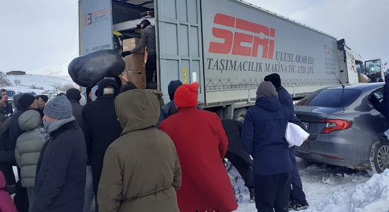 İzmit Belediyesi tırları deprem bölgesine ulaştı 