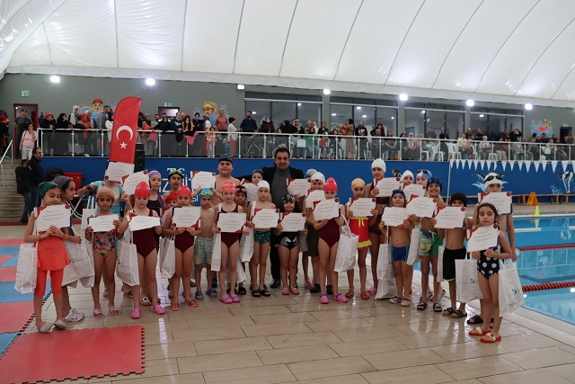 İzmit Belediyesi ile yüzme öğrenen minikler sertifikalarını aldı