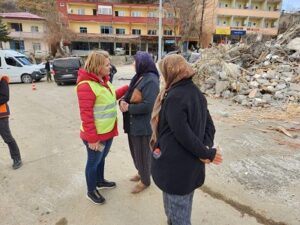 İzmit Belediyesi ekipleri deprem bölgesinde dört bir koldan çalışıyor