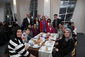 Hürriyet, iftar sofrasını engelli dernekleriyle paylaştı