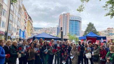 CHP'li kadınlardan çiçekli kutlama