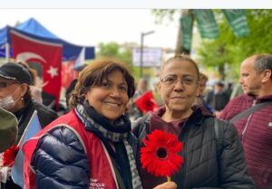 CHP'li kadınlardan çiçekli kutlama