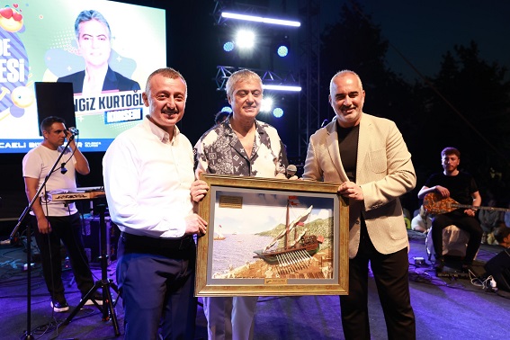 Cengiz Kurtoğlu, şarkılarıyla Karamürsel’i salladı