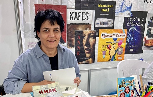 Züleyha Karaman, kitaplarını imzaladı