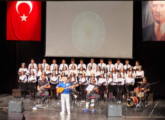 Yılsonu etkinliğinde resim sergisi ve müzik şöleni