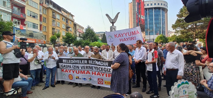 "Kayyum gider, bizler kalıcıyız"