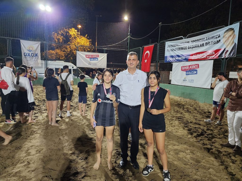 GÖLCÜK PLAJ VOLEYBOLUNU ÇOK SEVDİ