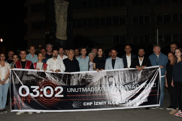 CHP İzmit deprem saatinde sokaktaydı